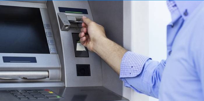Træk midler fra en Sberbank-konto i en pengeautomat i en partnerbank