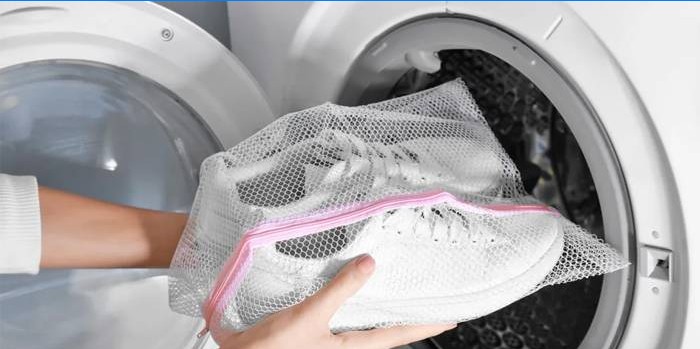 Hvide sneakers i en taske til vask