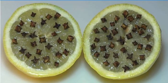 Halveret citron med fed