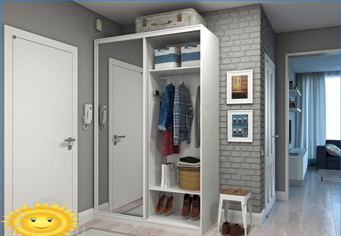 Glidende garderobe i en lille gang