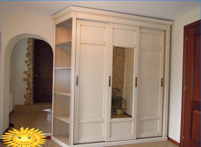 Let garderobe i det indre af gangen