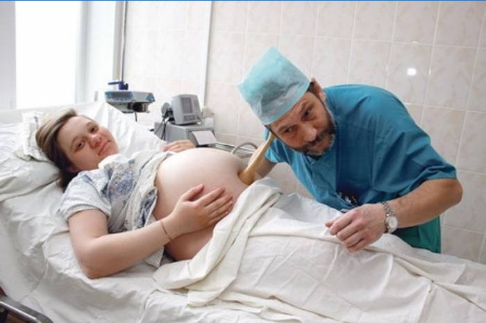 Gynækolog og gravid kvinde