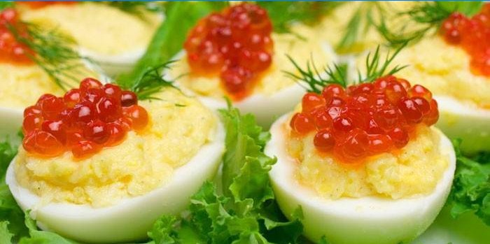 Kogt æg med rød kaviar