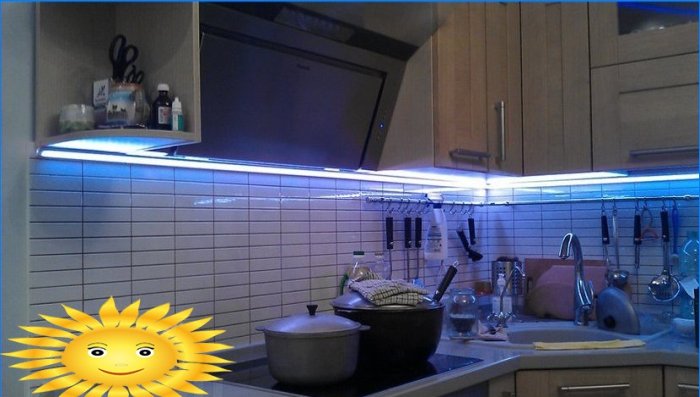 Belysning under skabe i køkkenet fra LED-strip