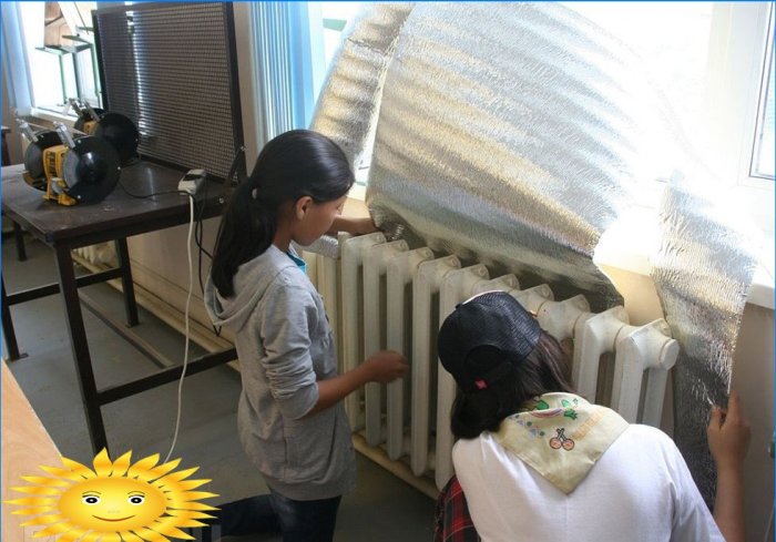 Installation af et varmereflekterende skjold til en radiator