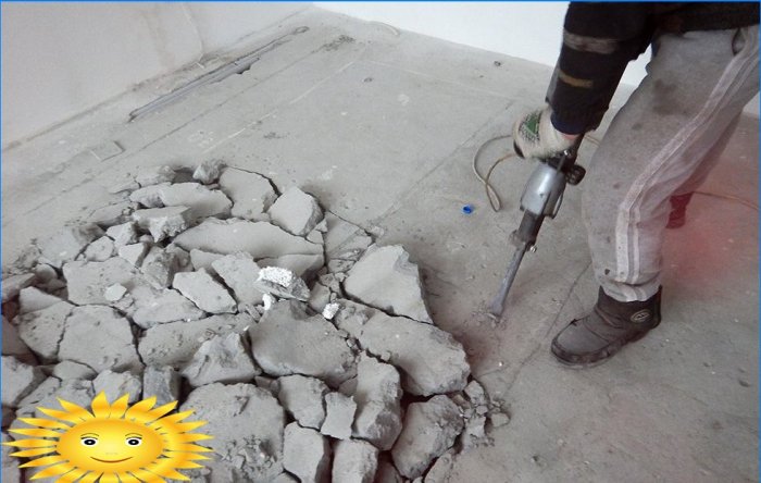 Demontering af en betonrør med en jackhammer