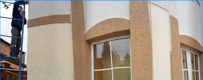 Udsmyk huset med facadepuds barkbiller isoleret med mineraluldplader