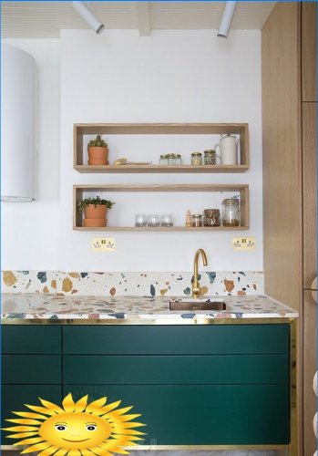 Bordplader i forskellige farver i det indre af køkkenet