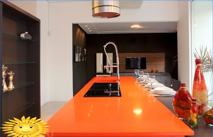 Bordplader i forskellige farver i det indre af køkkenet