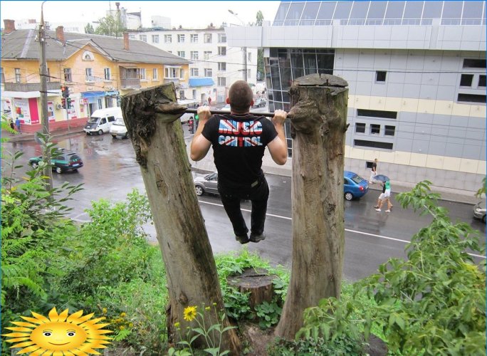 Gør-det-selv vandret bjælke til pull-ups på webstedet