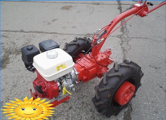 Hvordan man vælger en walk-bag traktor og redskaber til en sommerresidens