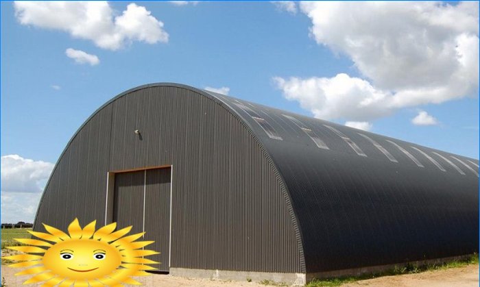 Konstruktion af en hangar fra metalstrukturer