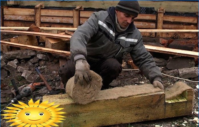 Reparation af et gammelt hus: Sådan udskiftes den nederste krone i et bjælkehus