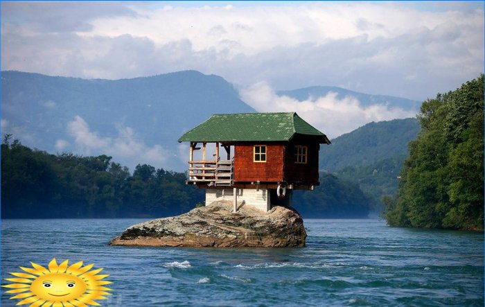 Ensomt hus på floden i Tara National Park, Serbien