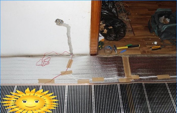 Elektrisk varmt gulv under laminat og linoleum på et trægulv