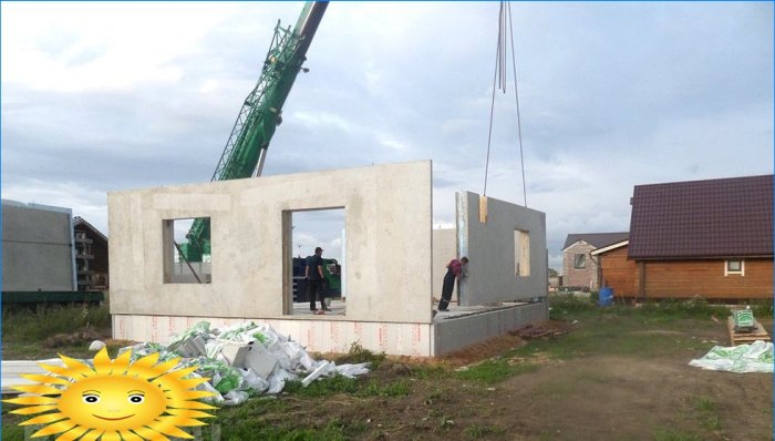 Opførelse af et præfabrikeret hus af betonplader