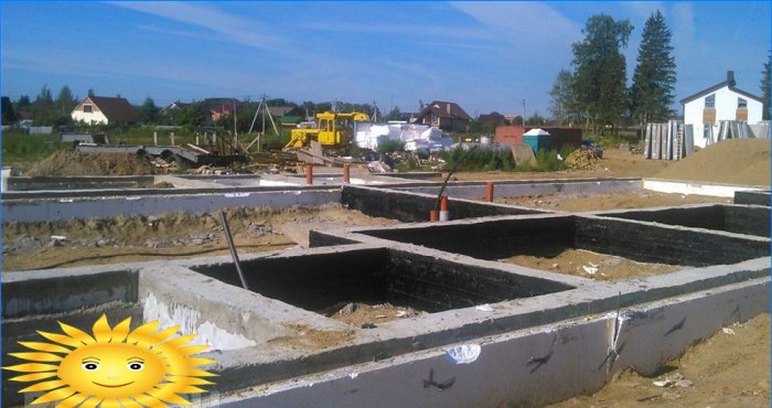 Stiftfundament til et hus lavet af armeret betonpaneler