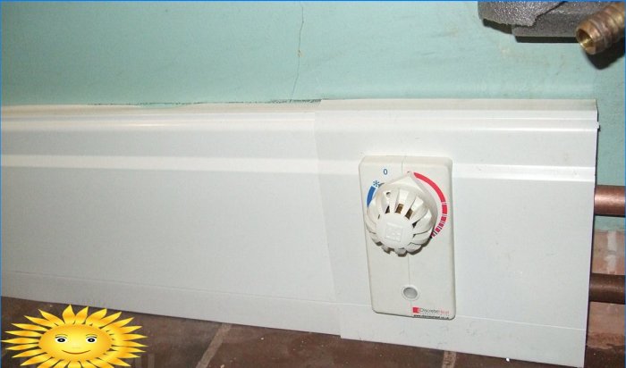 Sokkelradiator med termostat