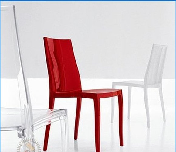 Plaststole ikke kun til sommerhuse og haver, men også til hjemmet