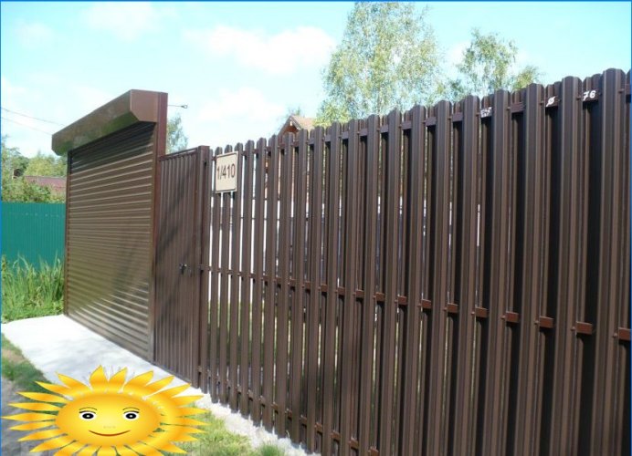 Usædvanlige korrugerede hegn - vi efterligner naturlige materialer