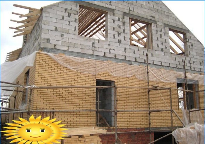 Vægbeklædning: hvordan man murer et hus med egne hænder