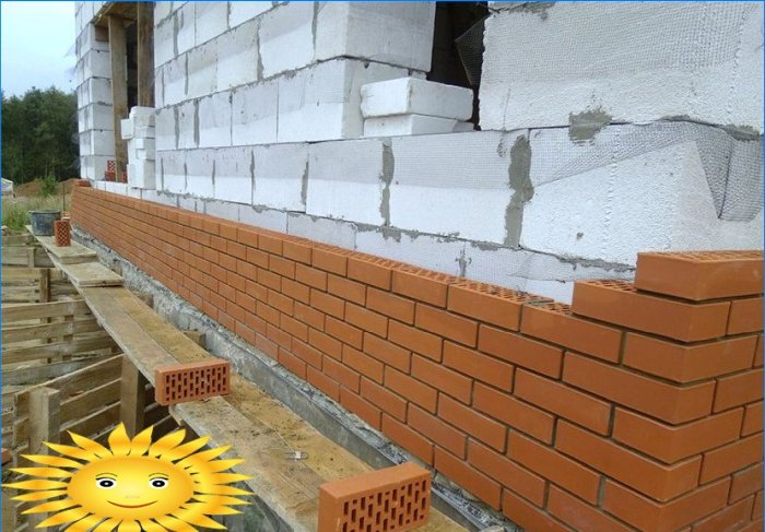 Vægbeklædning: hvordan man murer et hus med egne hænder
