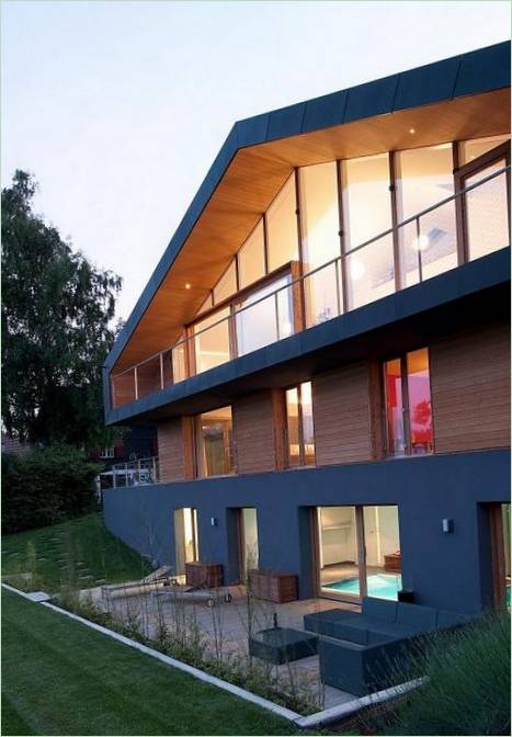 Et stilfuldt modernistisk sommerhus