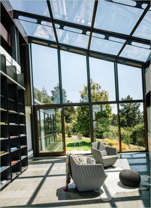 Biblioteksinteriør med panoramavinduer