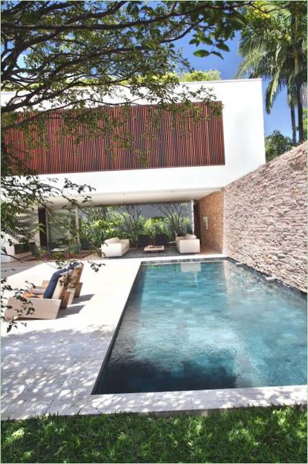 Swimmingpool i et moderne havehus i Brasilien