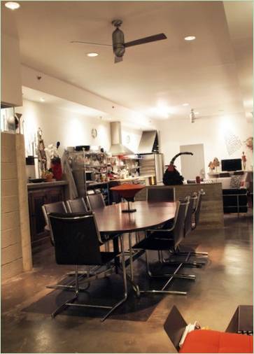 Industriel stil i det indre af huset: spisestue