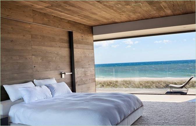 Indretning af et soveværelse med panoramaudsigt over havet