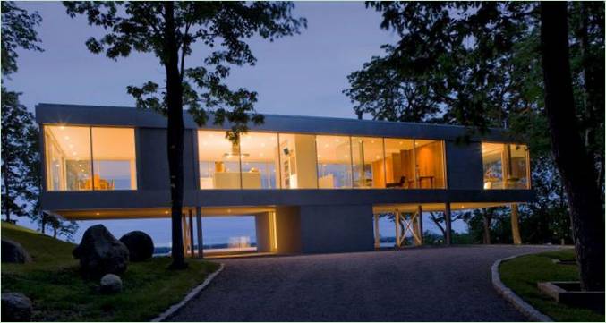 Fantastisk glasfacade på et landhus på en ø i USA