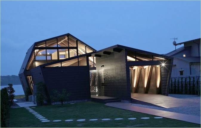 Villa SSK efter solnedgang