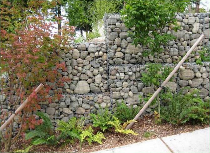 Gabion i en have