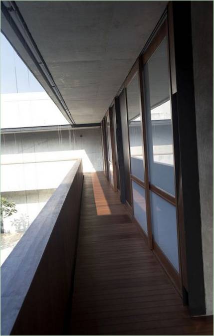 Interiør af det tre etager høje Courtyard House af Formwerkz i Singapore