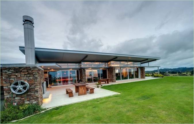 House in te hills Okura er et landskabsprojekt af Bossley, New Zealand