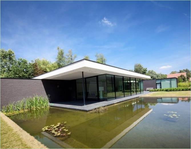 Kunstig dam foran huset