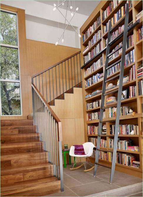 Biblioteket under trappen i det luksuriøse Vance Lane Residence i USA