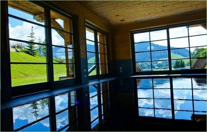 Indendørs pool på Indigo Chalet