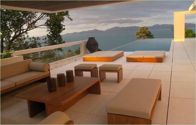 Lounge ved poolen på Celadon Villa