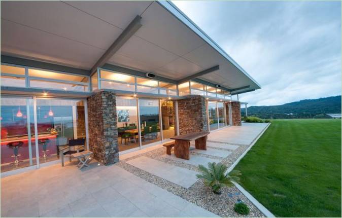 Et hus mellem bakkerne - et Okura-landskabsprojekt af Bossley, New Zealand