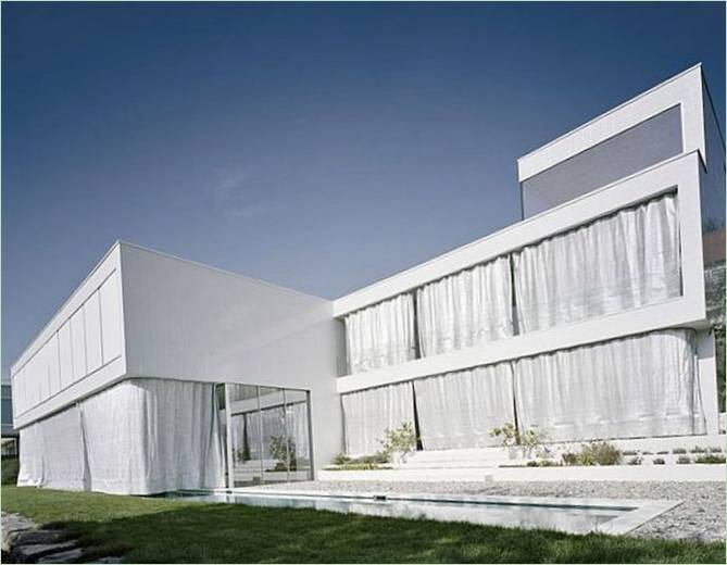 Fantastisk glasfacade på et hus på landet i Dakar