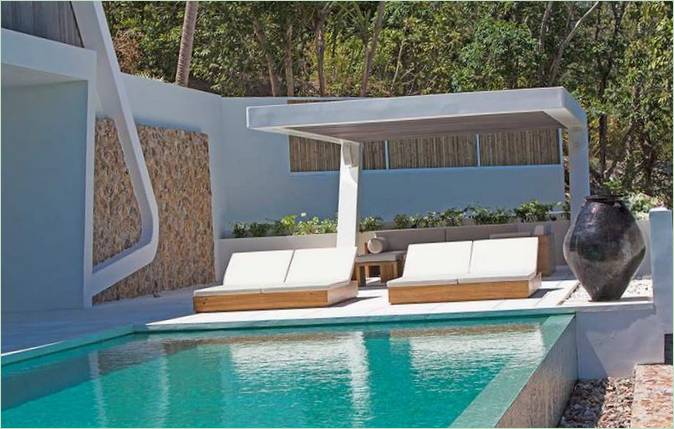 Lounge ved poolen på Celadon Villa