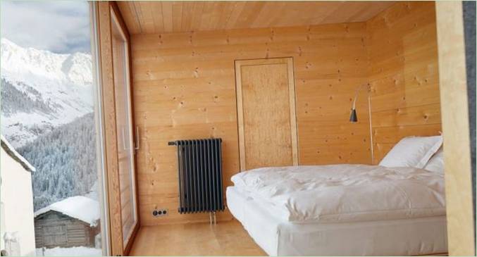 Indretning af et soveværelse i et hus i Alperne