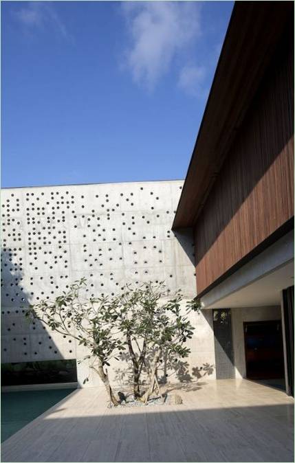 Interiøret i det tre-etagers Courtyard House af Formwerkz i Singapore