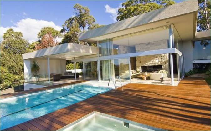Moderne villa med glasfacade i Madrid
