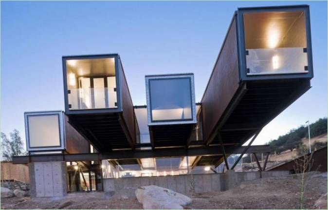 Caterpillar home exterior af Sebastián Irarrázaval