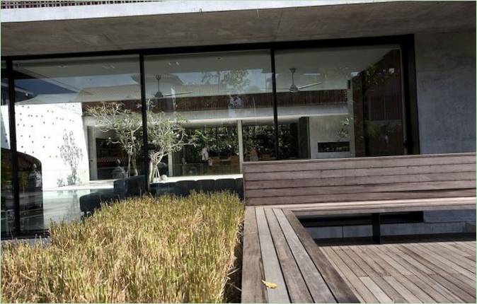 Interiør af det tre etager høje Courtyard House af Formwerkz i Singapore