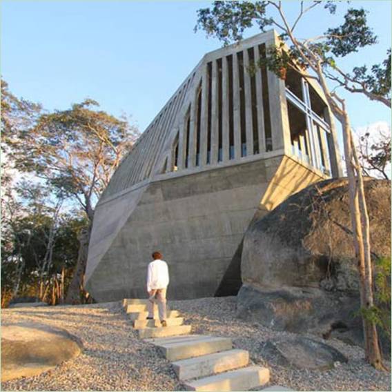 Usædvanlig arkitektur i et skovkapel i Acapulco