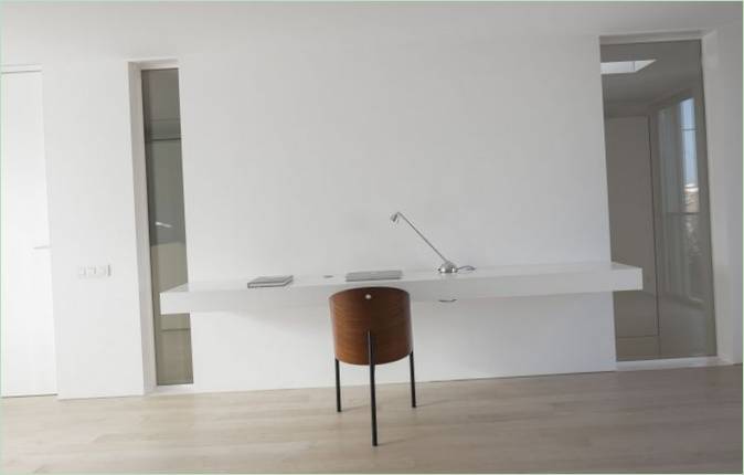 Interiør i et moderne sommerhus med minimalistisk design i hvide toner af Humberto Conde Studio, Parede-distriktet, Cascais, Portugal